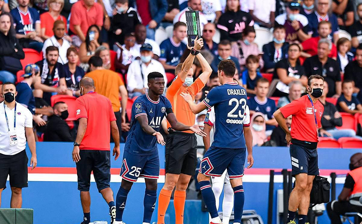 包含今夜巴黎圣日耳曼调整名单以备意大利杯;官宣签约环节打磨;更衣室稳定;细节决定成败的词条